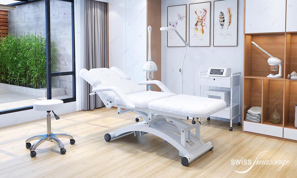 Cabine d'esthétique équipée de la table de massage modèle Ellipse blanche de Swissmassage