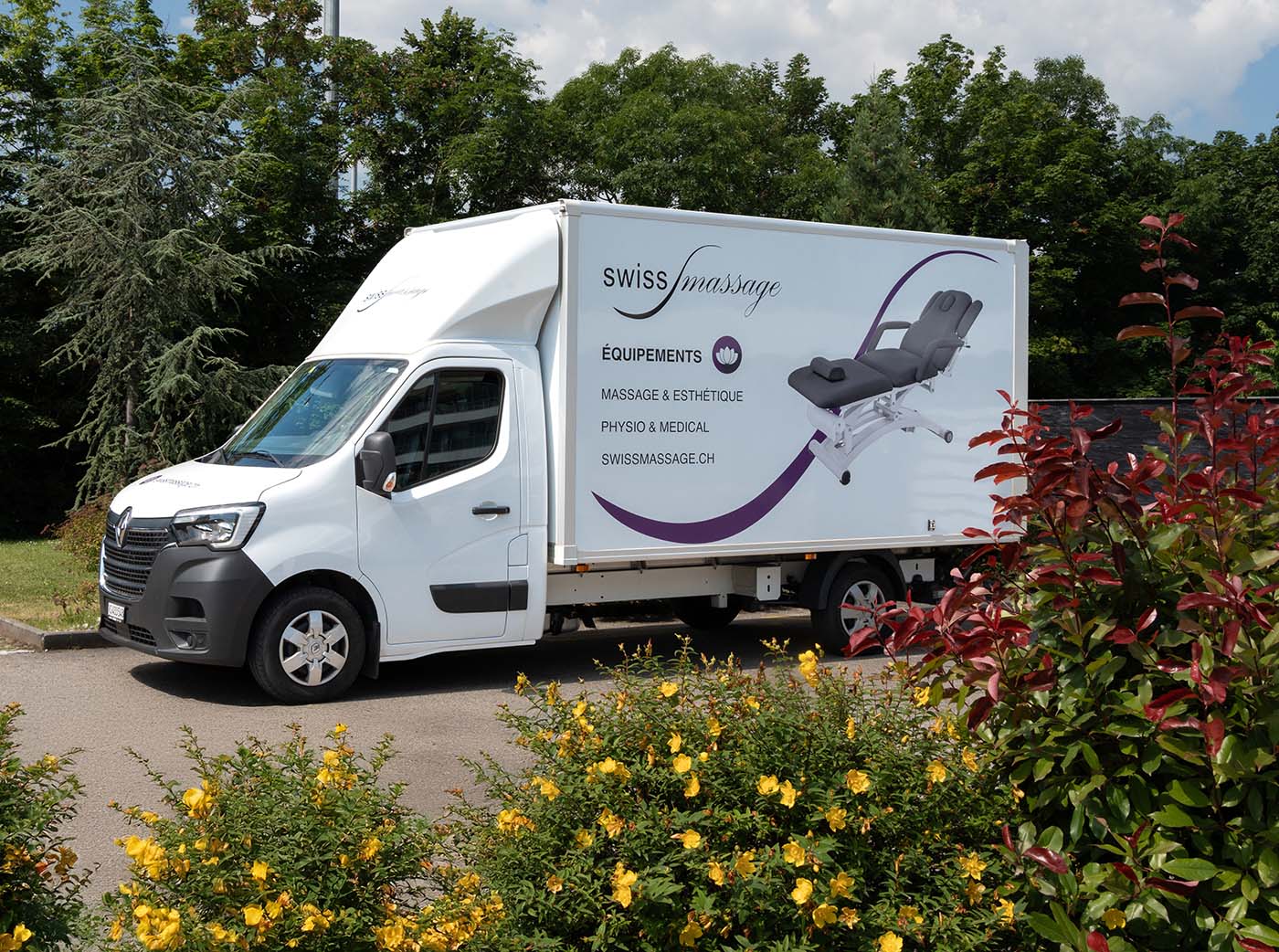 Bus de livraison Swissmassage qui dépose des tables de massage électriques