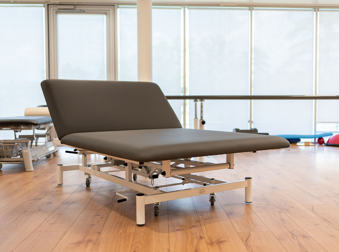 Table de massage très large appelée Bobath