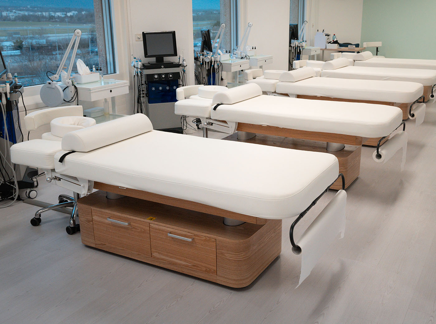 Tables pour soins esthétiques dans une école à Genève