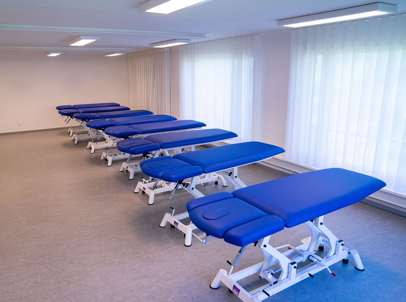 Tables pour physiothérapeutes dans une école qui forme les physios en Suisse