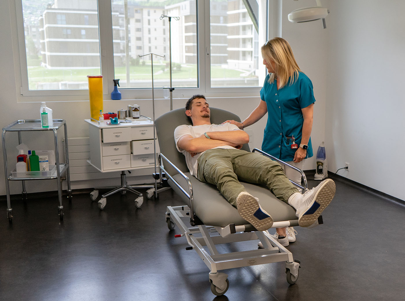 Photo d'une table de soins dans un centre médical en Suisse